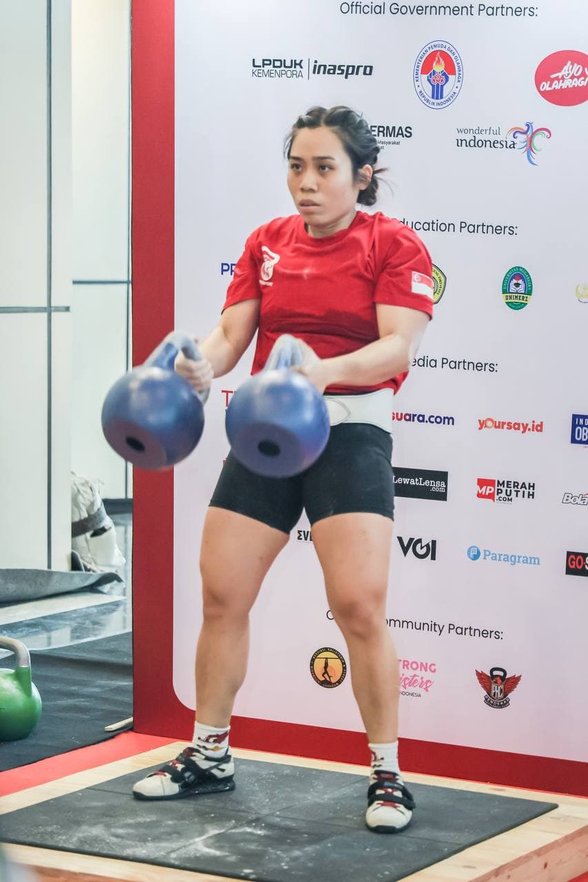 Eugenia Chan performing dual kettlebell long cycle at international competition