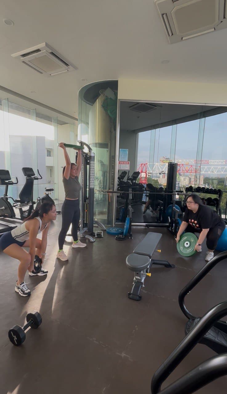 Eugenia Chan leading group strength and conditioning class in Singapore gym