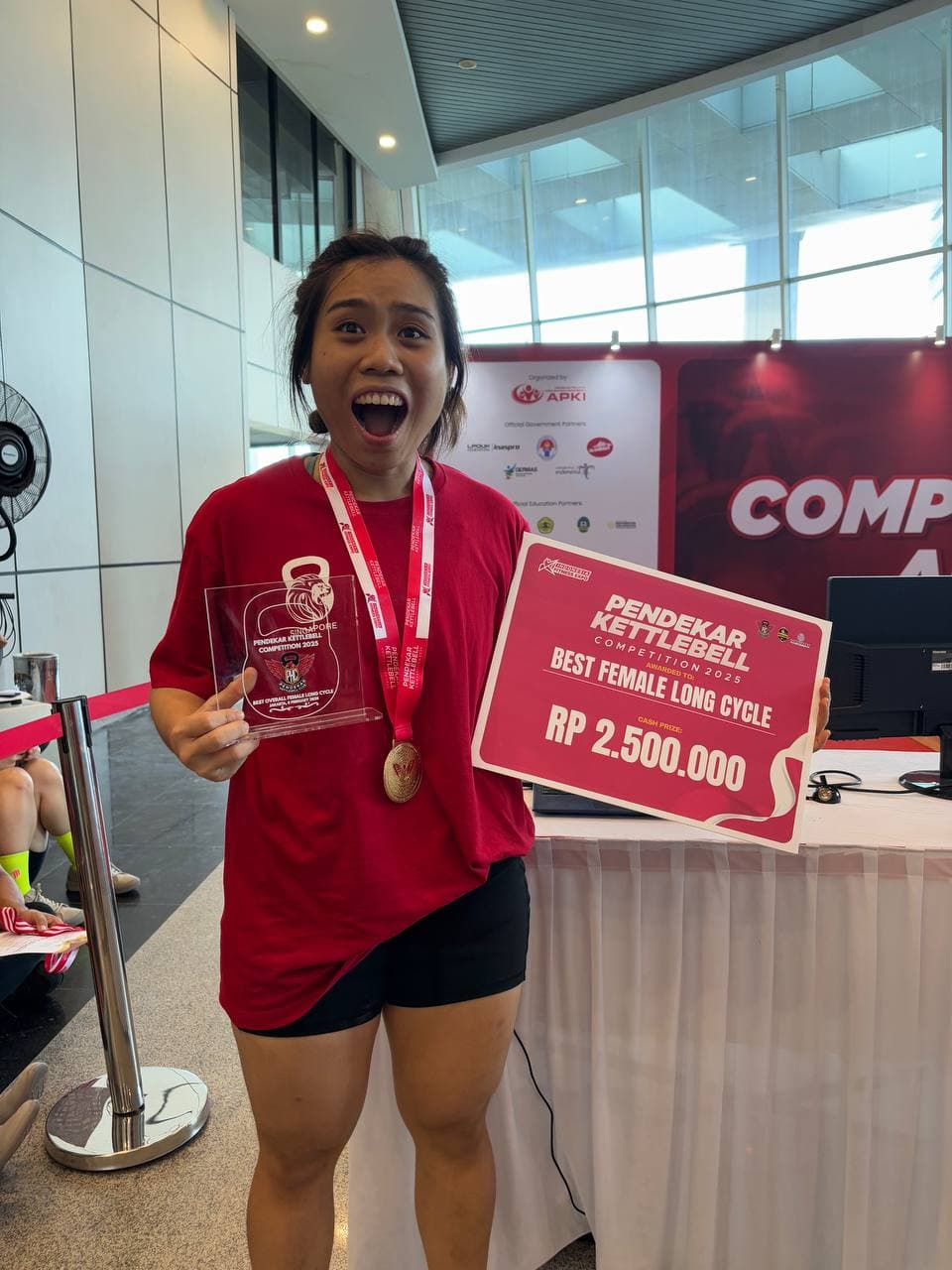 Eugenia Chan winning Best Female Long Cycle at Pendekar Kettlebell Competition 2025 Jakarta