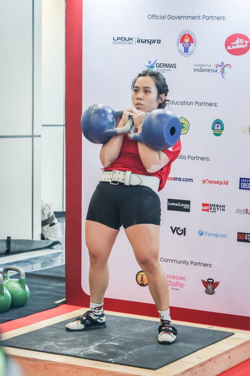 Eugenia Chan performing dual kettlebell long cycle at Pendekar Kettlebell Jakarta